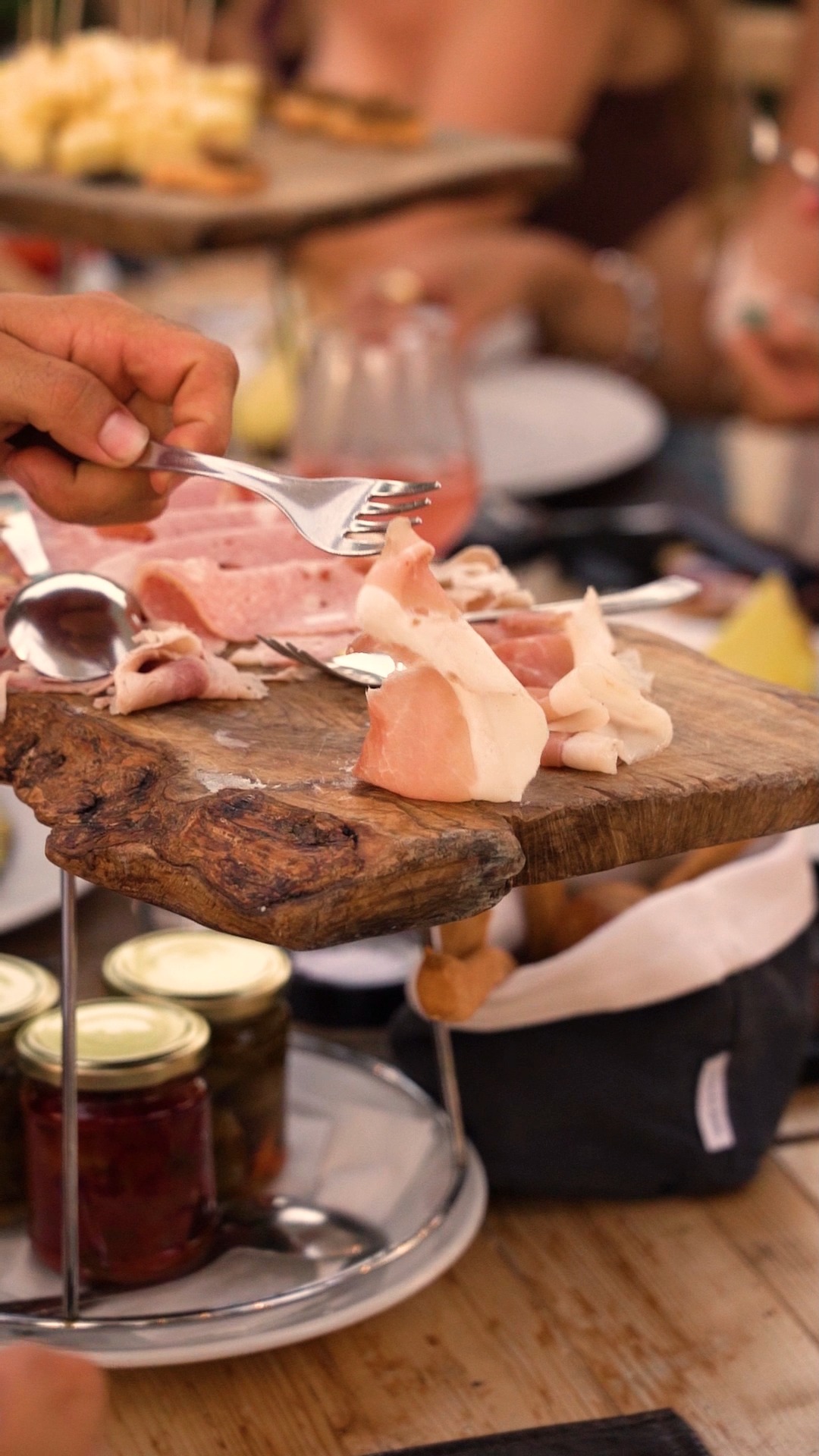 Tavolo pieno e piatti vuoti, ci piacete così ❤️🔥❤️🔥
Vi aspettiamo