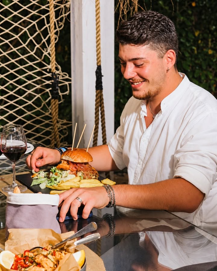 𝐀𝐟𝐟𝐞𝐫𝐫𝐚 𝐥𝐚 𝐭𝐮𝐚 𝐟𝐚𝐦𝐞 𝐜𝐨𝐧 𝐠𝐥𝐢 𝐚𝐫𝐭𝐢𝐠𝐥𝐢!🔥
I nostri Burger ti